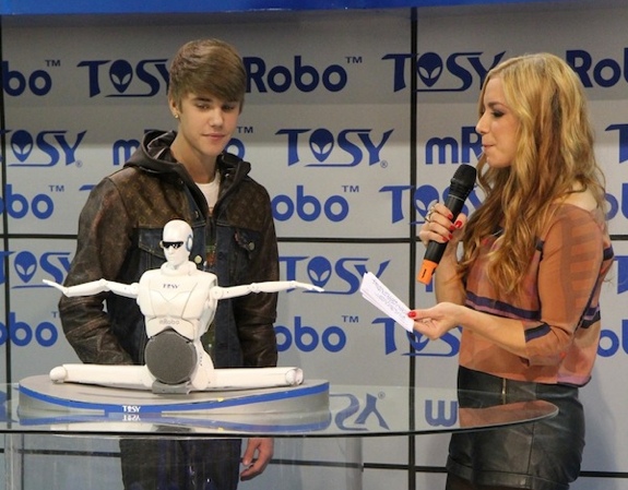 robot ces  Justin Bieber and the <br>Vietnamese Entertainment Robot